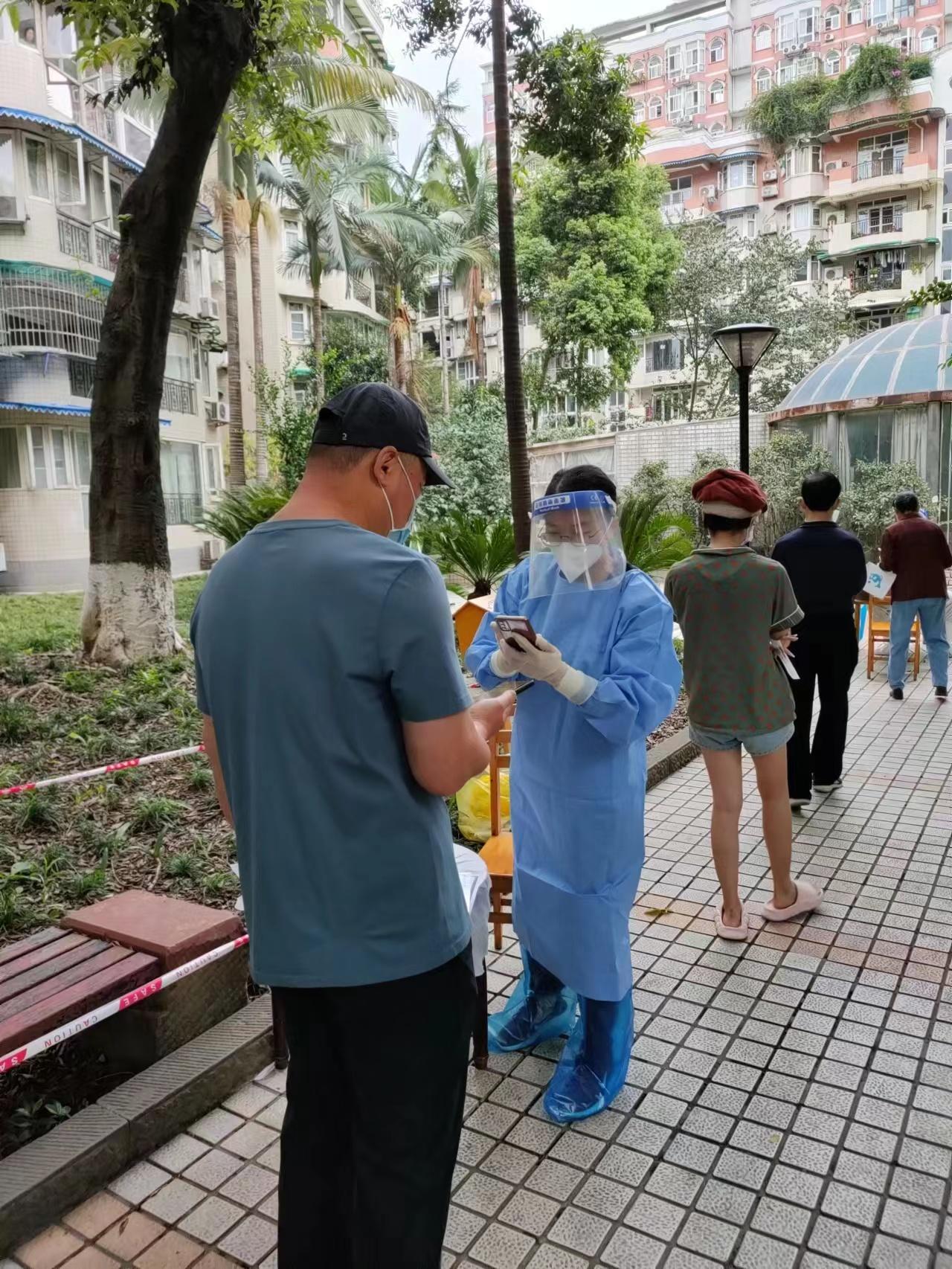2022.9.4現(xiàn)代農(nóng)擔黨支部組織委員、副總經(jīng)理高洪燕在所住小區(qū)（武侯區(qū)雙楠花園）協(xié)助社區(qū)核酸檢測登記、掃碼工作 (2)