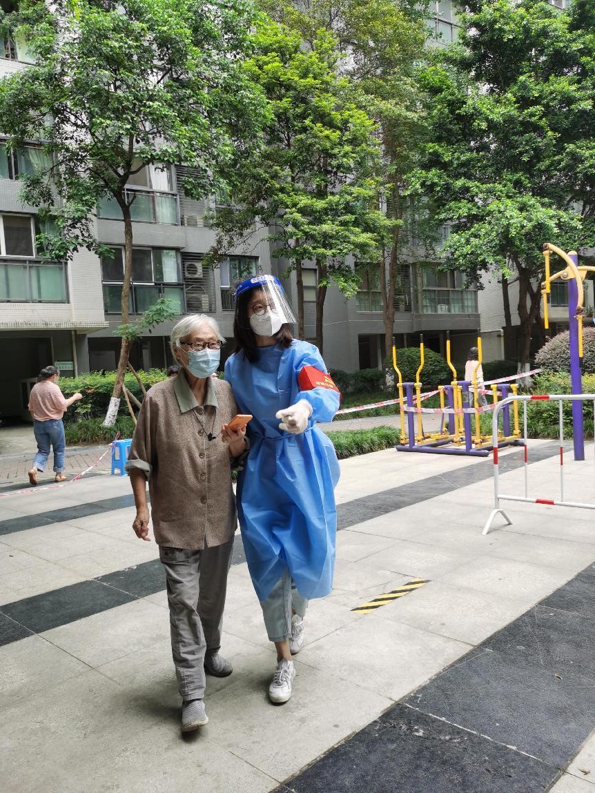 2022.9.5綜合辦公室行政文秘何彥同志（預(yù)備黨員）參與營門口街道銀桂社區(qū)所住小區(qū)（金牛區(qū)華宇錦城名都）協(xié)助核酸檢測秩序維護、負責(zé)幫助參加核酸的有困難老人、孩童 (1)