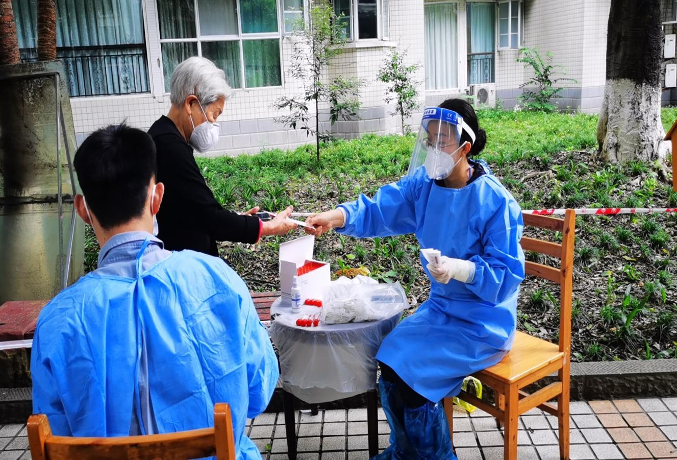 2022.9.4現(xiàn)代農(nóng)擔(dān)黨支部組織委員、副總經(jīng)理高洪燕在所住小區(qū)（武侯區(qū)雙楠花園）協(xié)助社區(qū)核酸檢測登記、掃碼工作