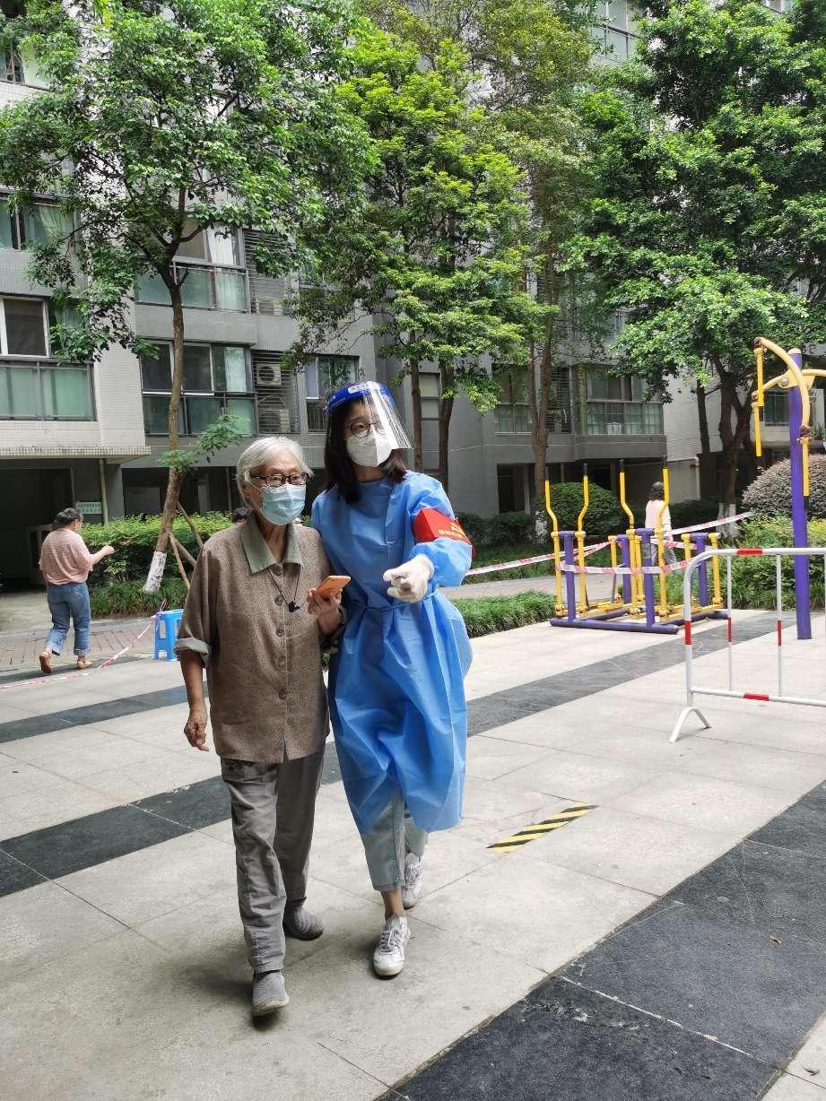 2022.9.5綜合辦公室行政文秘何彥同志（預備黨員）參與營門口街道銀桂社區(qū)所住小區(qū)（金牛區(qū)華宇錦城名都）協(xié)助核酸檢測秩序維護、負責幫助參加核酸的有困難老人、孩童 (1)