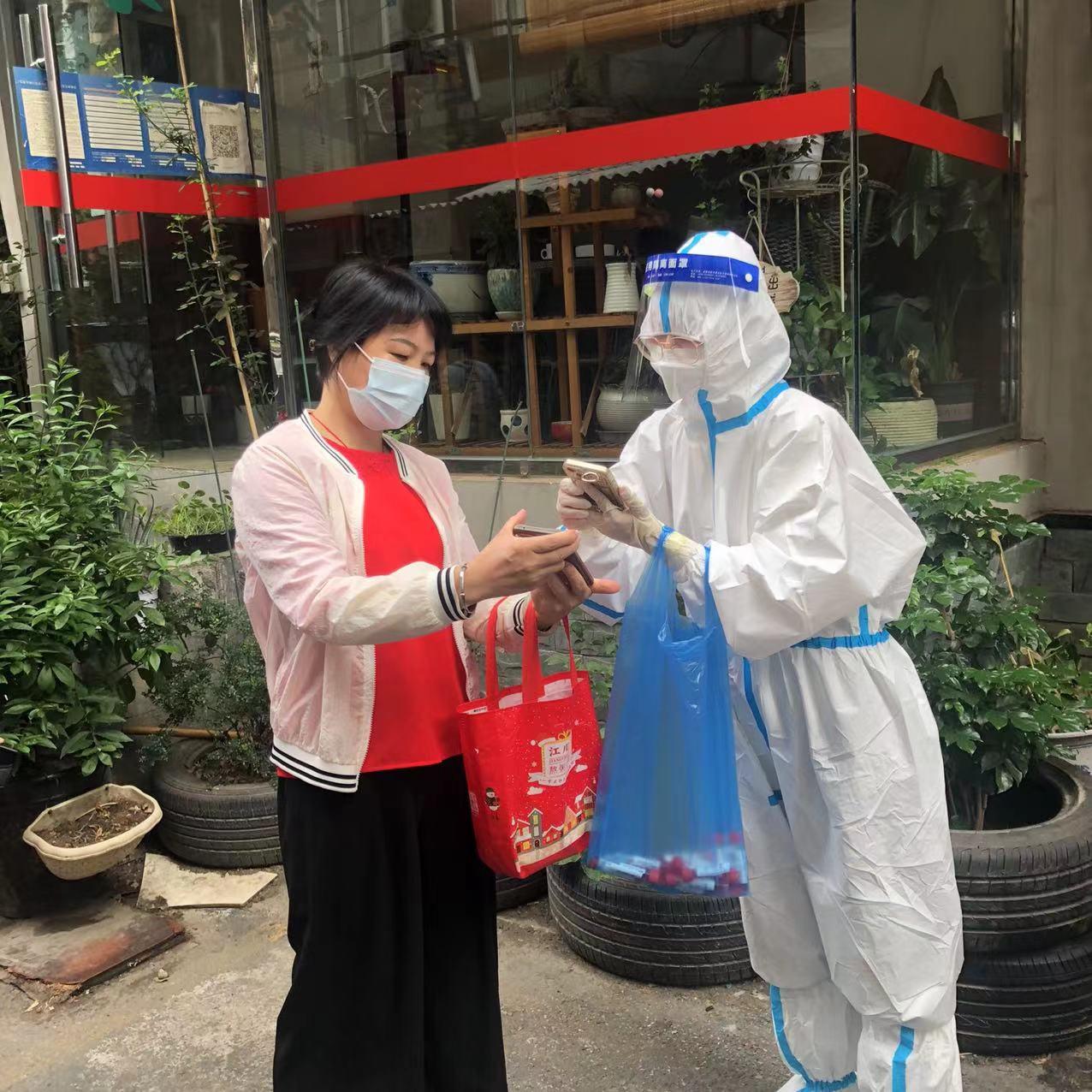 9月5日上午，擔保業(yè)務二部鄒杰（入黨積極分子）到崇德里社區(qū)報道，經(jīng)過崗前培訓后，投入到核酸檢測掃碼錄入工作（1）
